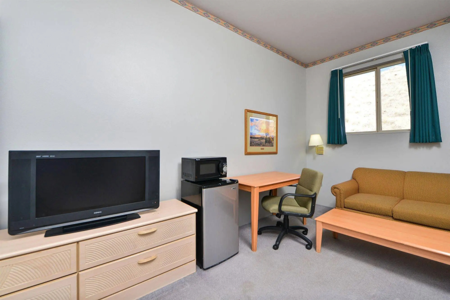 Econo Lodge Inn & Suites
