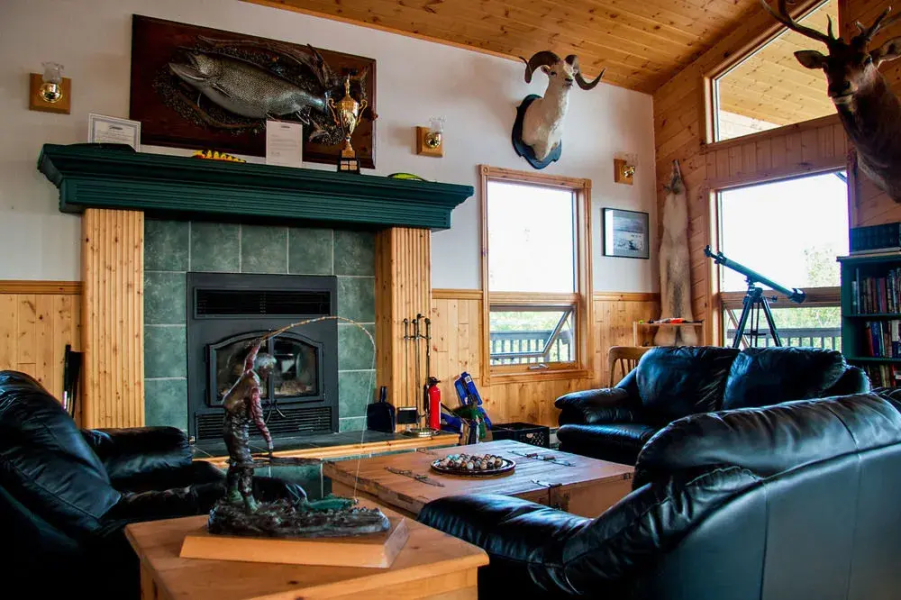 Selwyn Lake Lodge