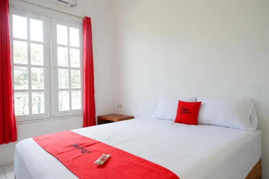 RedDoorz Plus near UMS Solo