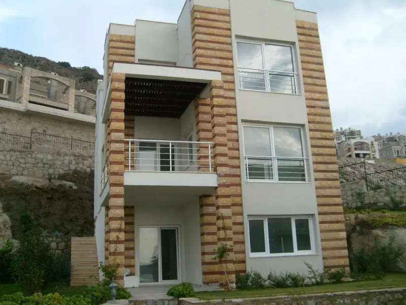 Important Group Villa Amber