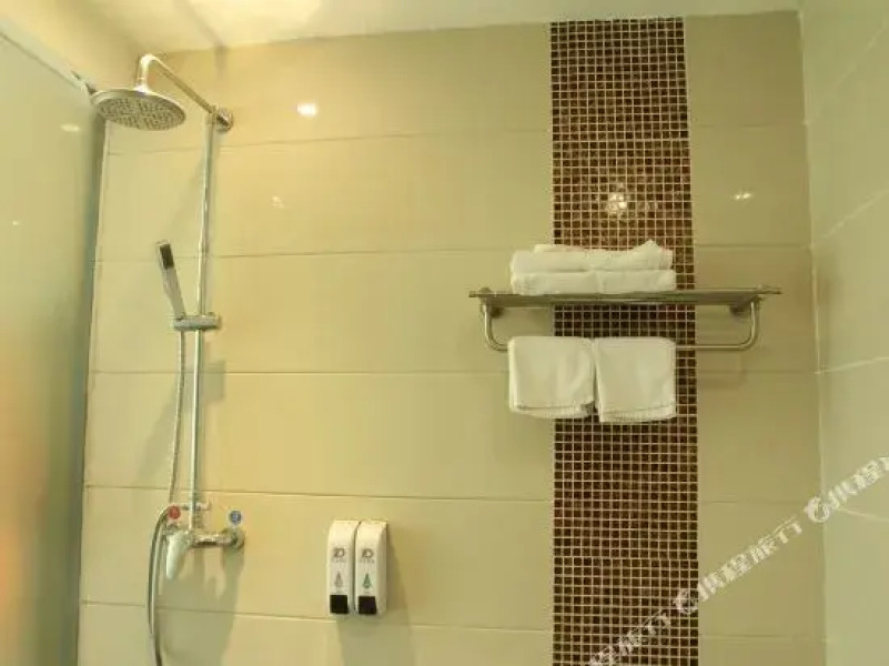 Yingdong Business Hotel (Xinhui China Resources Vanguard Store)