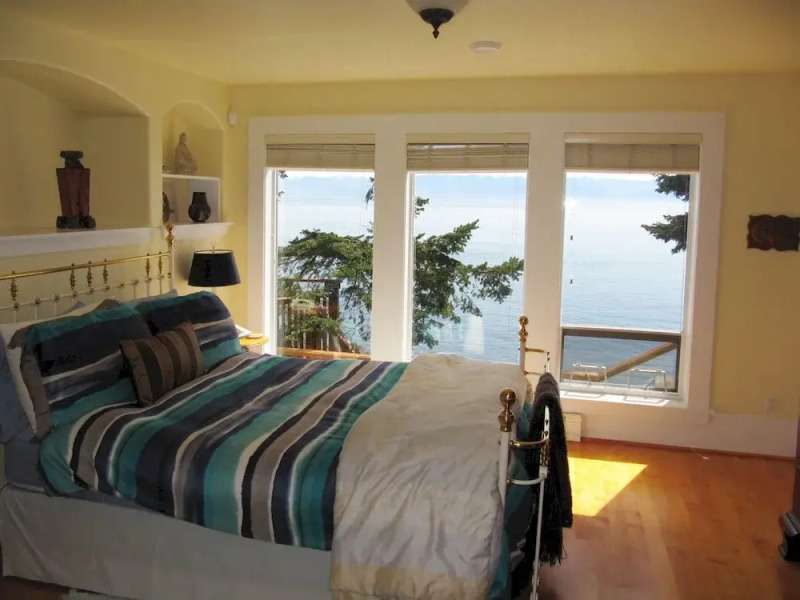 Stones Throw Cottage by BC Island Vacation Homes