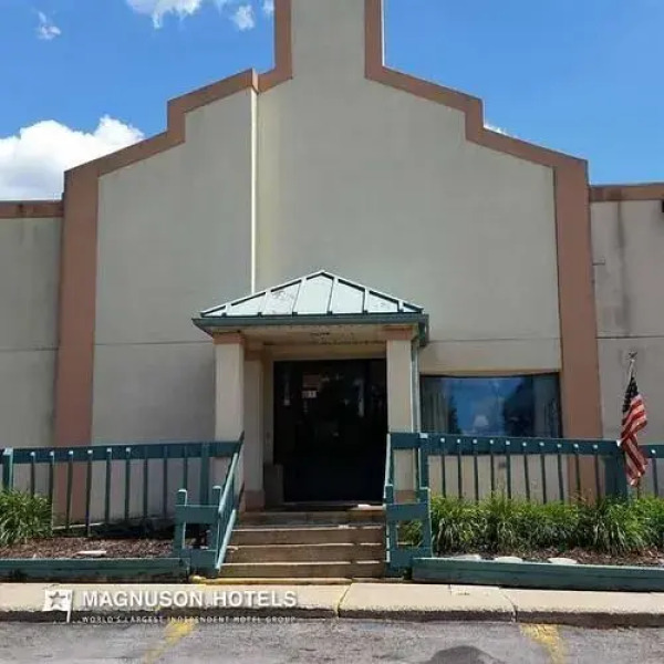 Super 8 Motel - Clarion