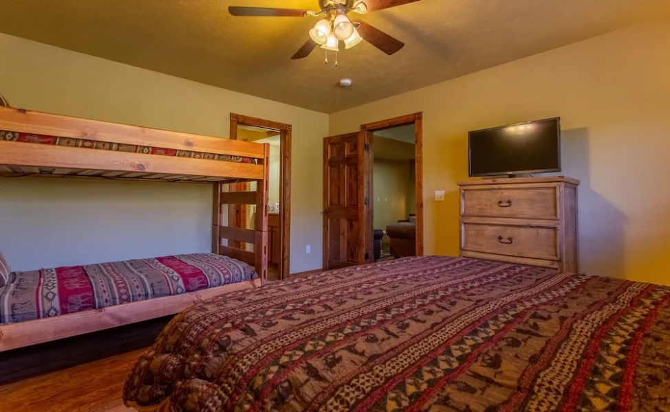 Makin Memories Lodge-sleeps 14 4 Bedrooms 4 Bathrooms Home