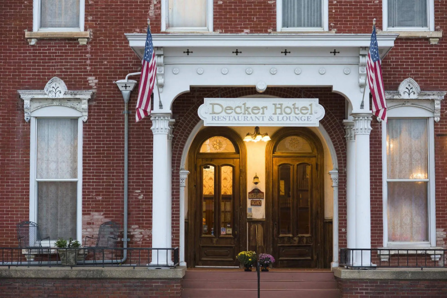 Decker Hotel & Bar