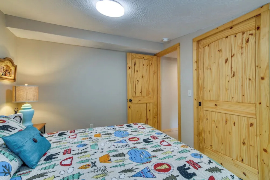 Bull Shoals Lake Home w/ Porch - Steps to Water!