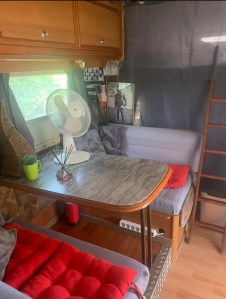 Camping car fixe dans la campagne