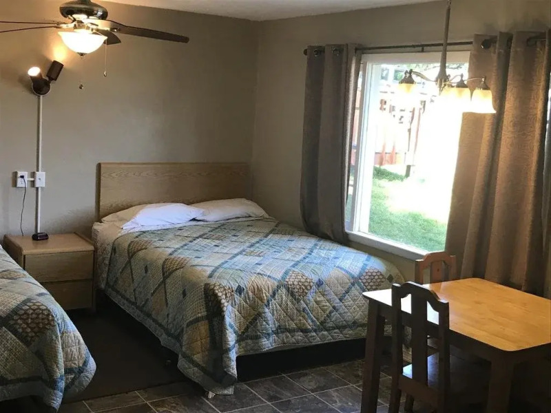 Hill View Motel and Cottages