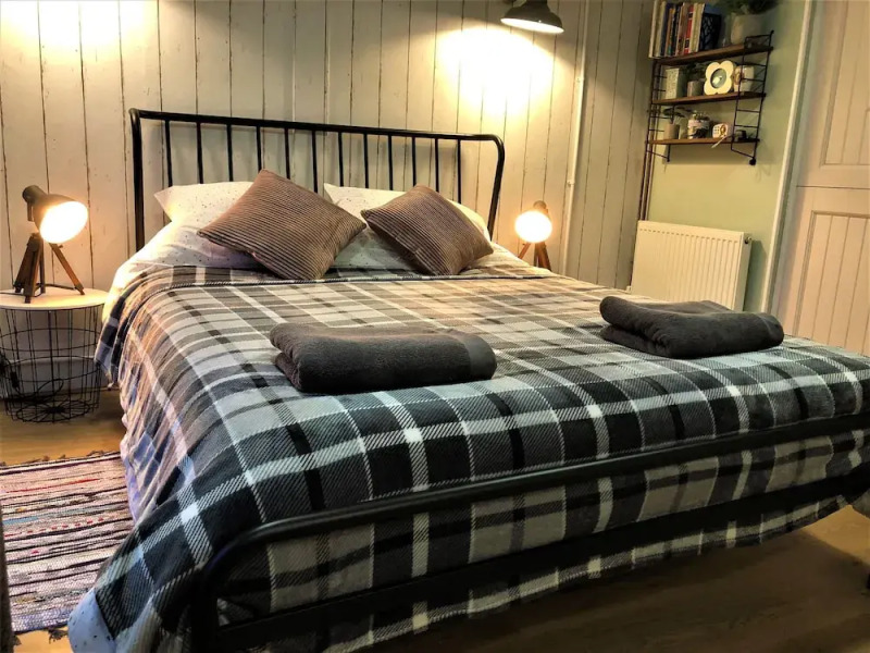 Unique 1+ bed Cabin, Parking and Private Garden