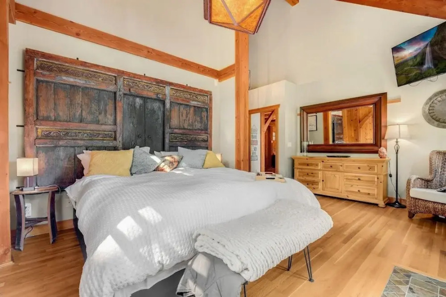 Maple Hill Lodge 3 Bedroom Home by RedAwning