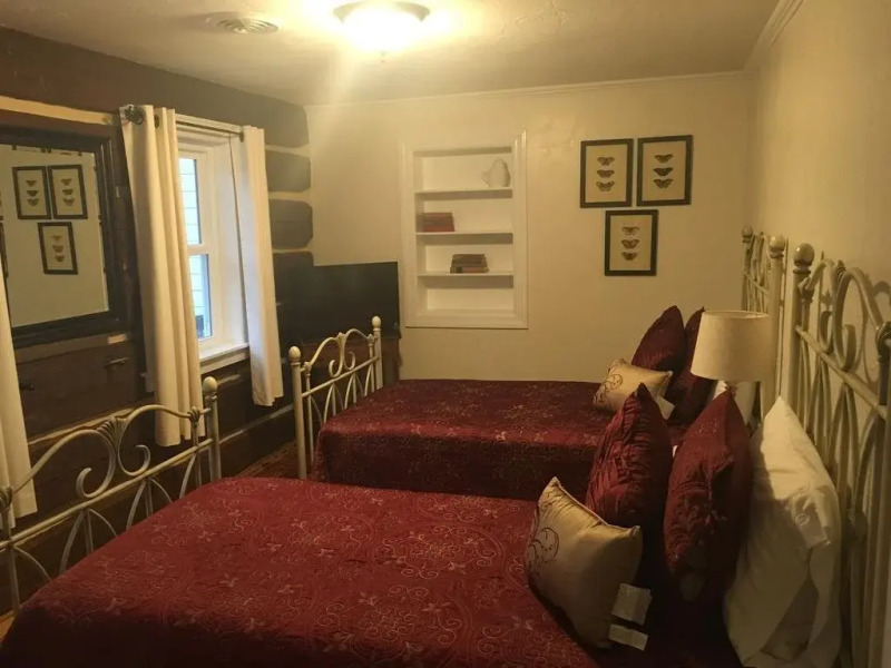 Edgewater Inn & Riverside Grill