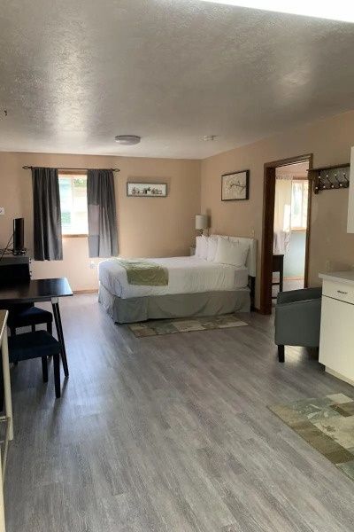 Lamplighter Cabins & Suites