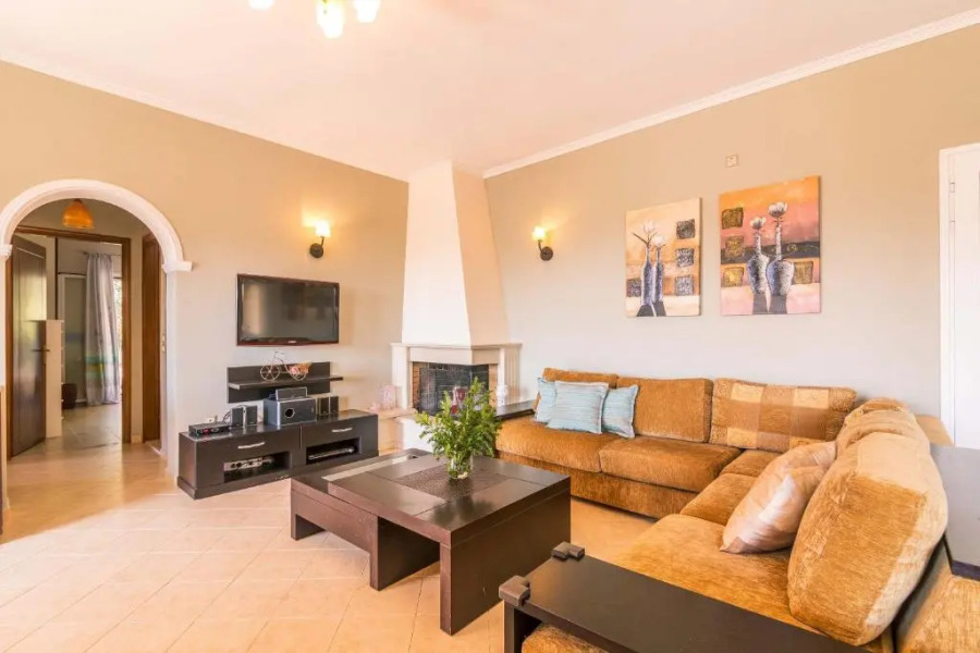 The Olive Grove Cottage by Konnect, 2.5 km from Ipsos