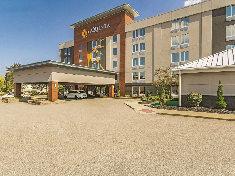 La Quinta Inn & Suites by Wyndham Cleveland Airport West