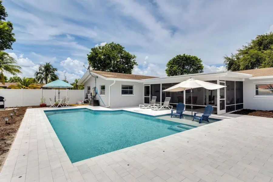 Pool & Screened-in Patio: Tropical Florida Abode