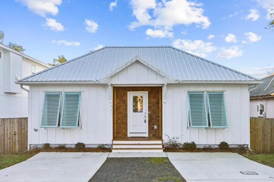 Modern Carolina Beach Boardwalk Cottage near Amenities!
