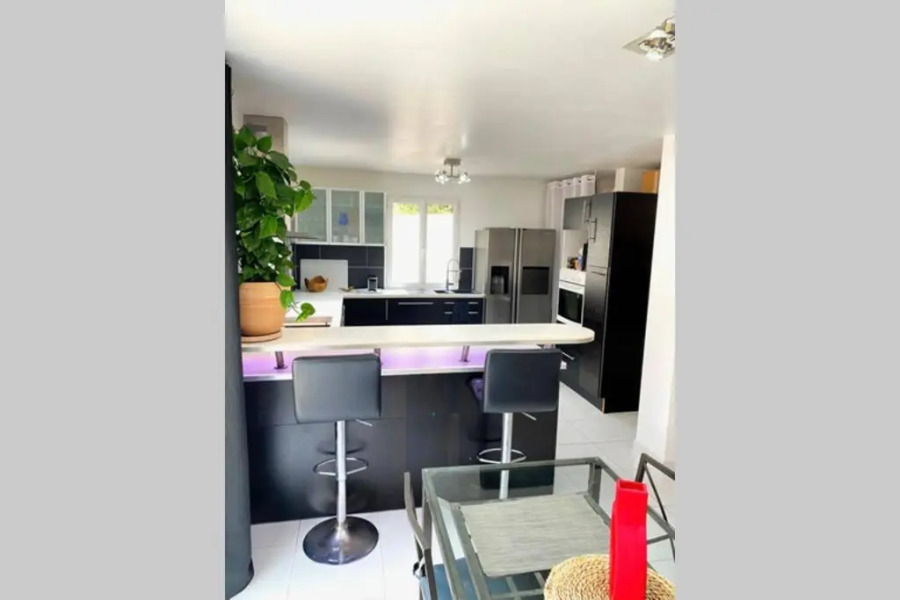 VILLA 6 PERSONNES /PISCINE/CAMPAGNE/TERRAIN DE PETANQUE/15 km BANDOL