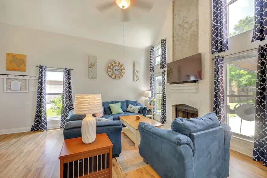 Hot Tub & Game Room: Spacious Live Oak Home!