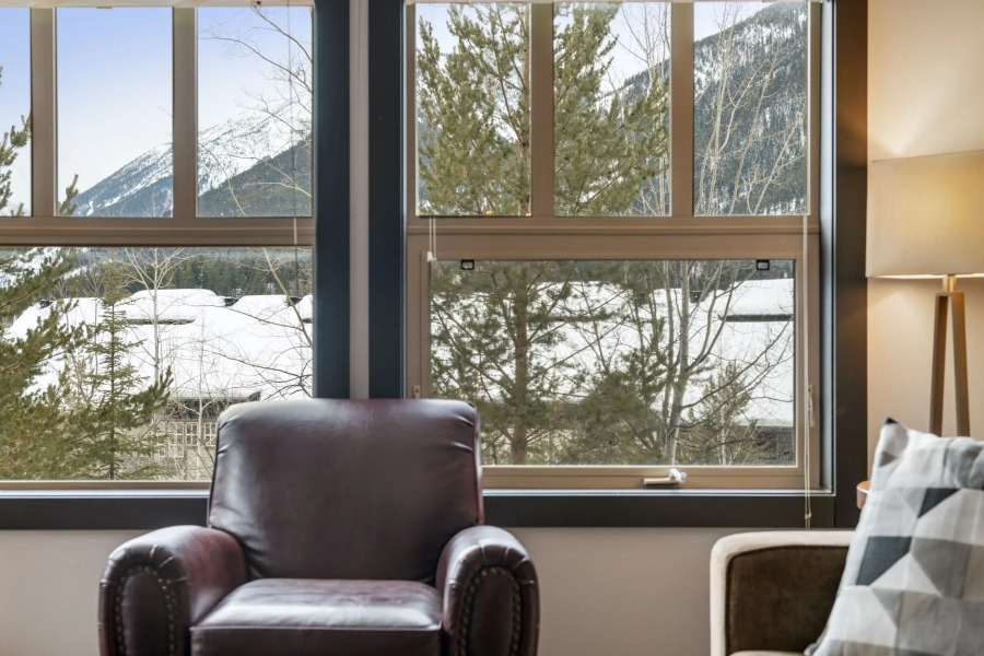 SPACIOUS 2-Br 2-Ba | Ski In/Out | Pool & Hot Tubs | in Heart of PANORAMA RESORT