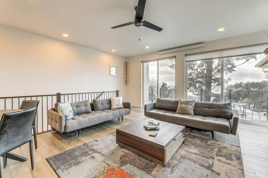 Depoe Bay Townhome w/ Deck & Stunning Ocean Views!