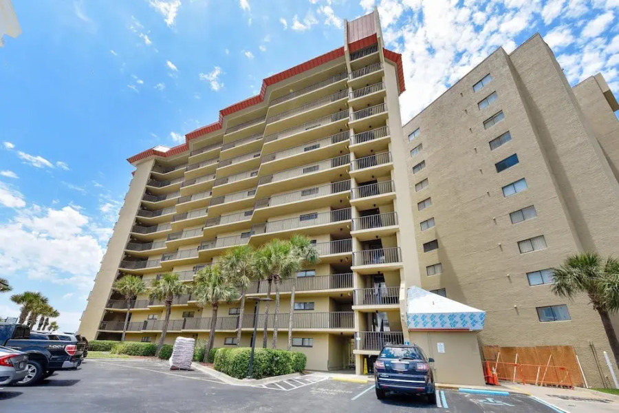 Summerhouse by Book That Condo