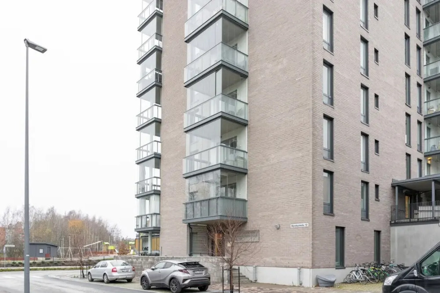 Spacious 1br with parking on the street