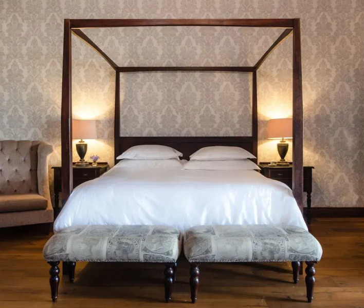 Under Oaks Guesthouse