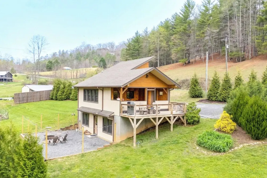 Sawyers Cabin w/ Hot Tub in Blue Ridge Mtns!
