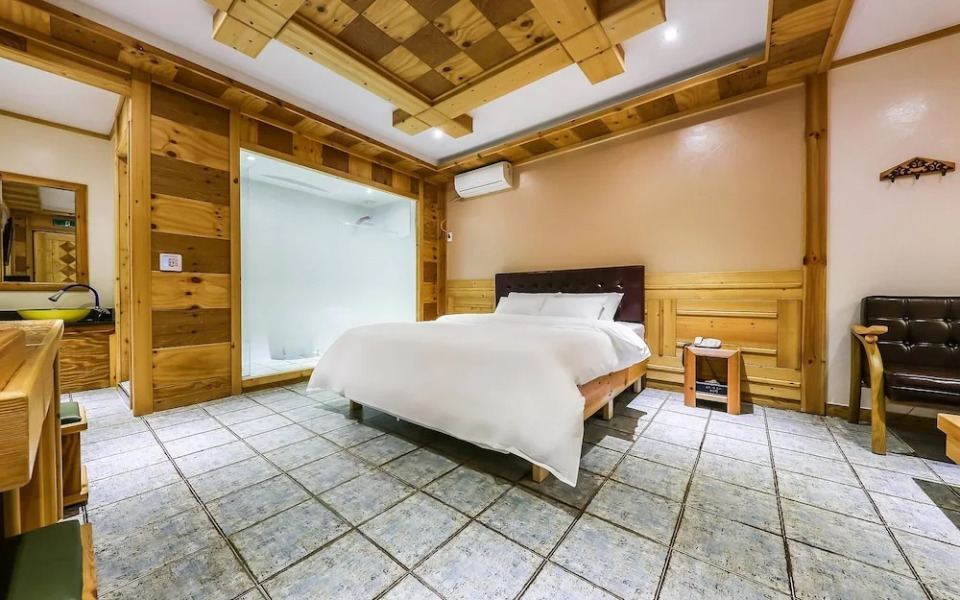 Eumseong Romy and Julie