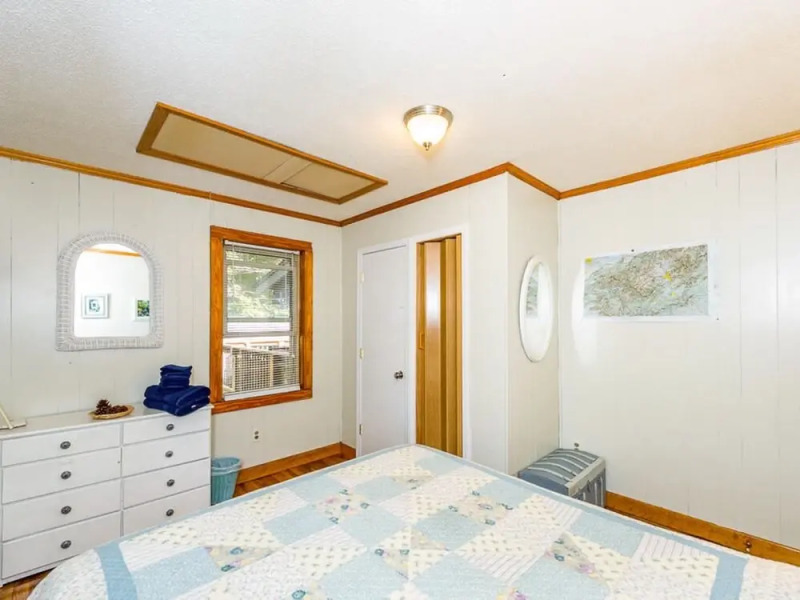 2BR w/ Hot Tub, Deck & Fire Pit