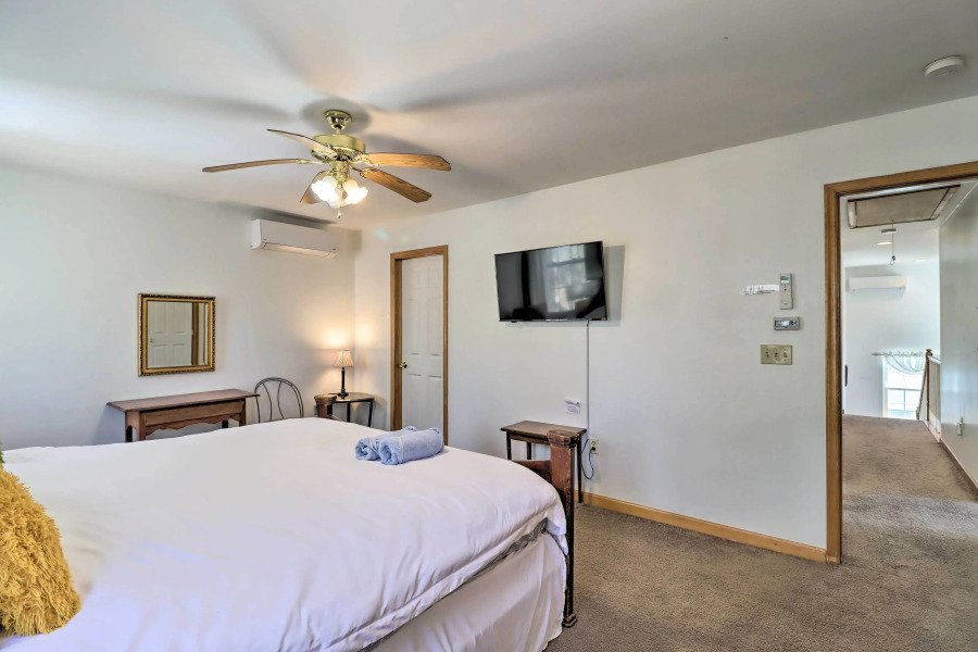 Colonial House in Quiet Area Near Camelback Resort