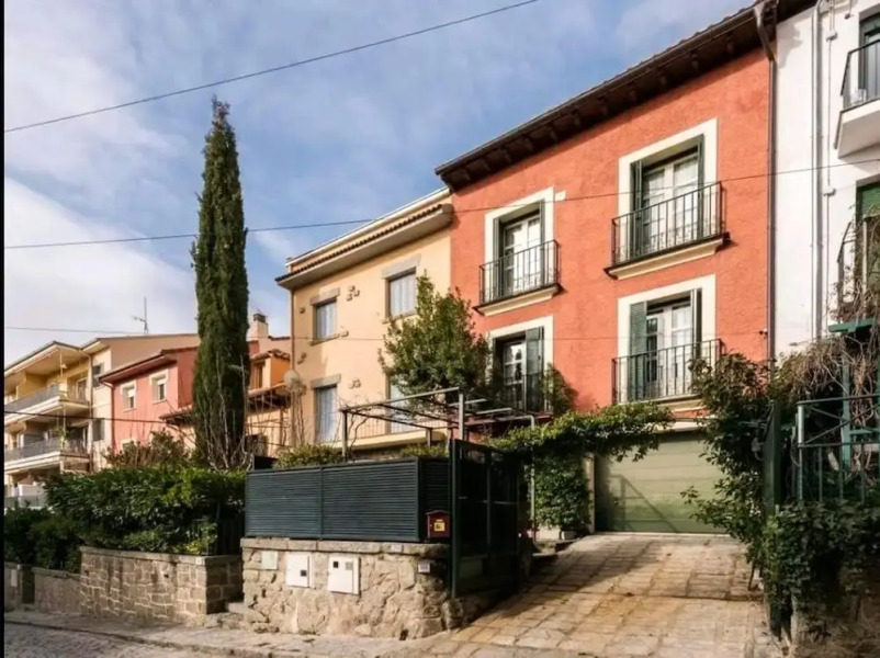 House With 2 Bedrooms in San Lorenzo de El Escorial, With Wonderful Mountain View, Enclosed Garden and Wifi Near the Slopes