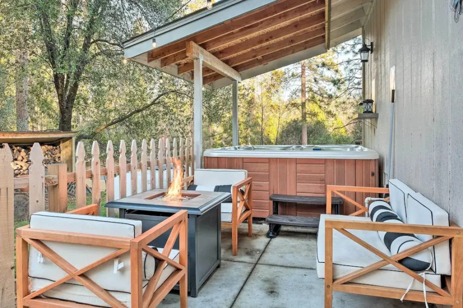 Lakeside Groveland Home w/ Hot Tub, Near Yosemite