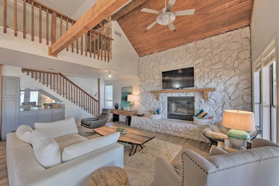 Stunning Lakefront Home: Hot Tub & Game Room!