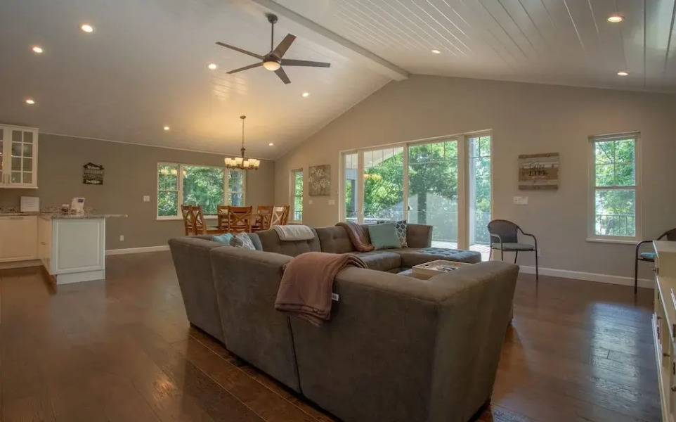 Happy Hideaway 4 Bedroom Home by RedAwning