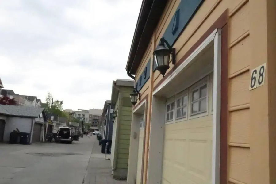 Bright Studio w Full Kitchen and Detached Bathroom