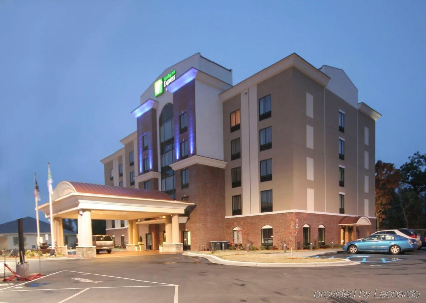 Holiday Inn Express & Suites Hope Mills-Fayetteville Arpt by IHG