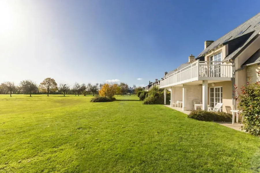 Holiday Home in Residence Le Green Beach, Port-en-besssin-huppain