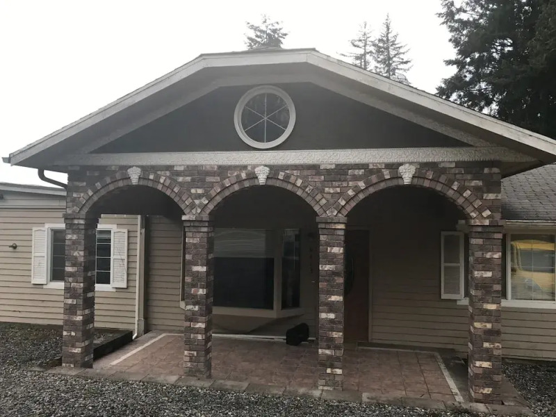 Large Redmond House Close to Downtown