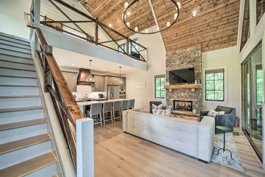 7 Mi to Ski Sapphire Valley: Resort-style Retreat