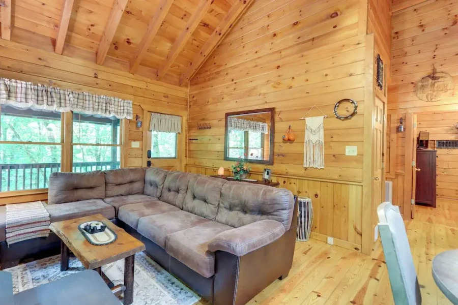 Ellijay Cabin w/ Deck and Hot Tub!