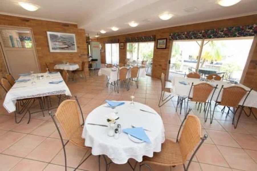 Country Comfort Gin Gin Wild Scotsman Motor Inn