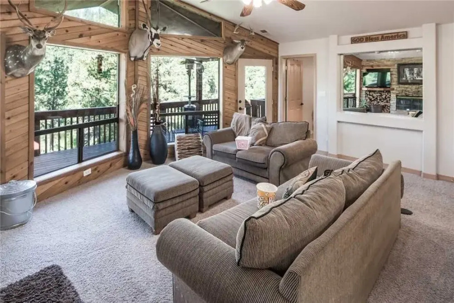 A River Runs Through It - Three Bedroom Cabin with Hot Tub