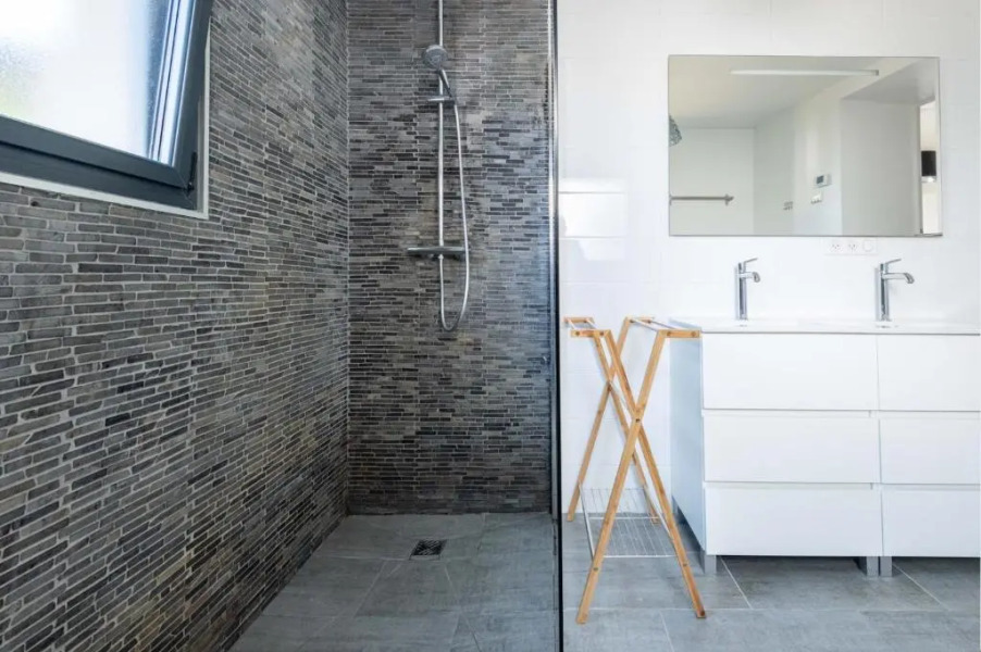 Belle maison familiale et contemporaine avec piscine