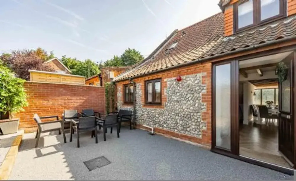 Host Stay Fender Cottage