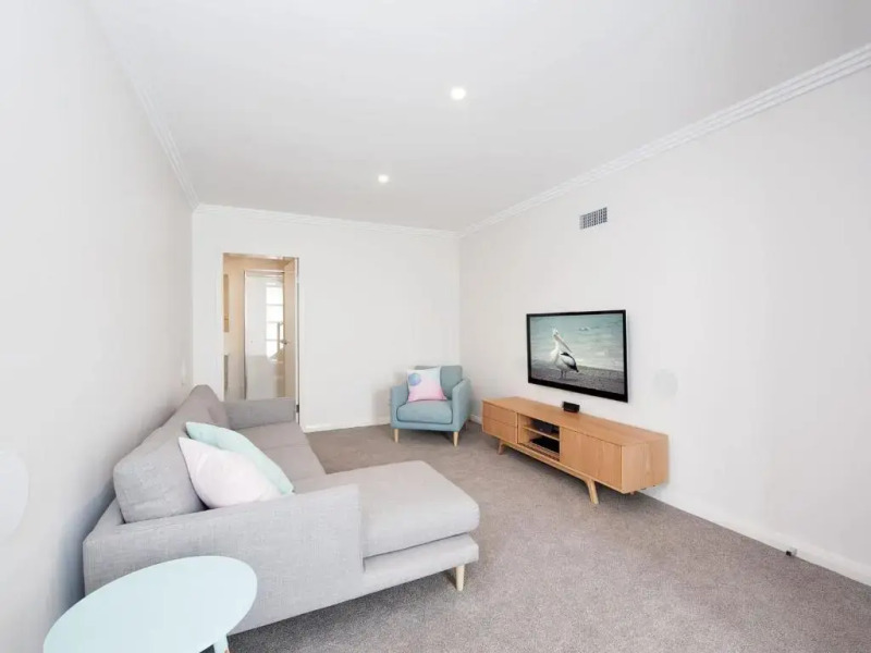 Saratoga Avenue, 52, Signature House