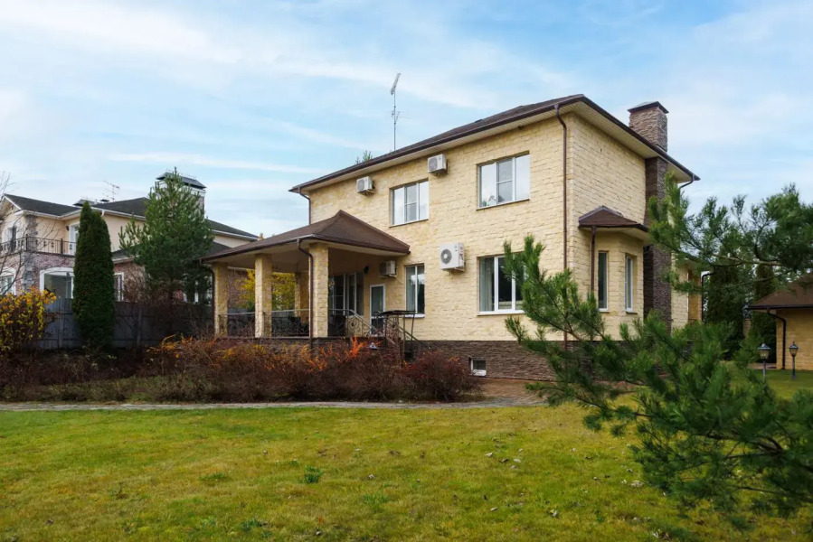 Коттедж с бассейном