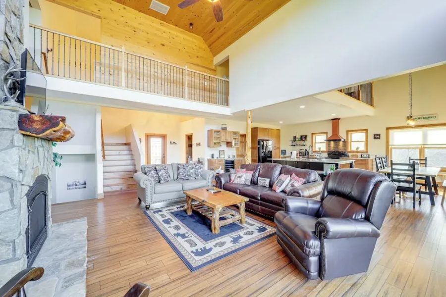 Mountain-view Deck: Group Getaway in Fleetwood