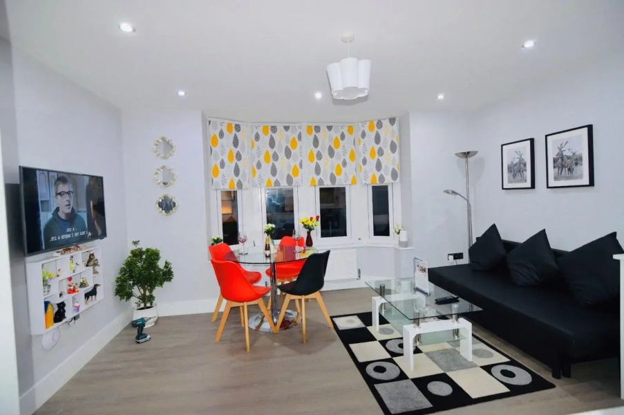 Classy, Central, Self Contained Flat by CozyNest