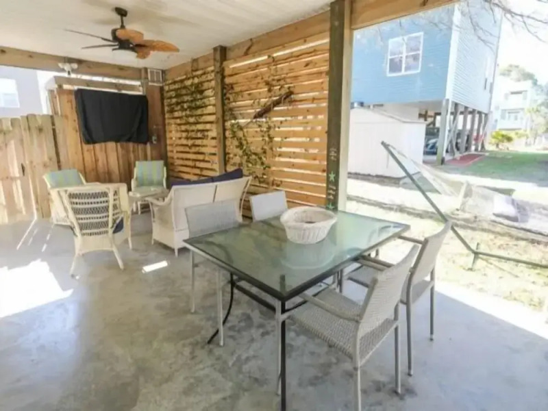 Sandy Bottoms - Relax, Unwind, And Enjoy All The Beach Has To Offer 3 Bedroom Home by Redawning